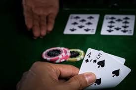 တိုက်ရိုက် ကာစီနိုတွင် Live Dealer နှင့် ကစားနေသောမြင်ကွင်း